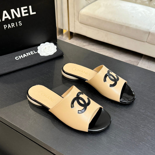 Chanel 2026 Flat Sandals with Diamond Pattern and Double C Logo Sheepskin 672907