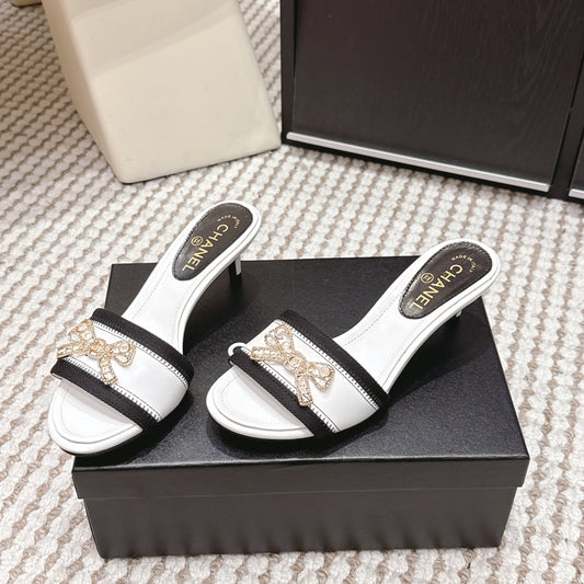 CC 26s Stiletto Sandals 55 White Black Leather 652572