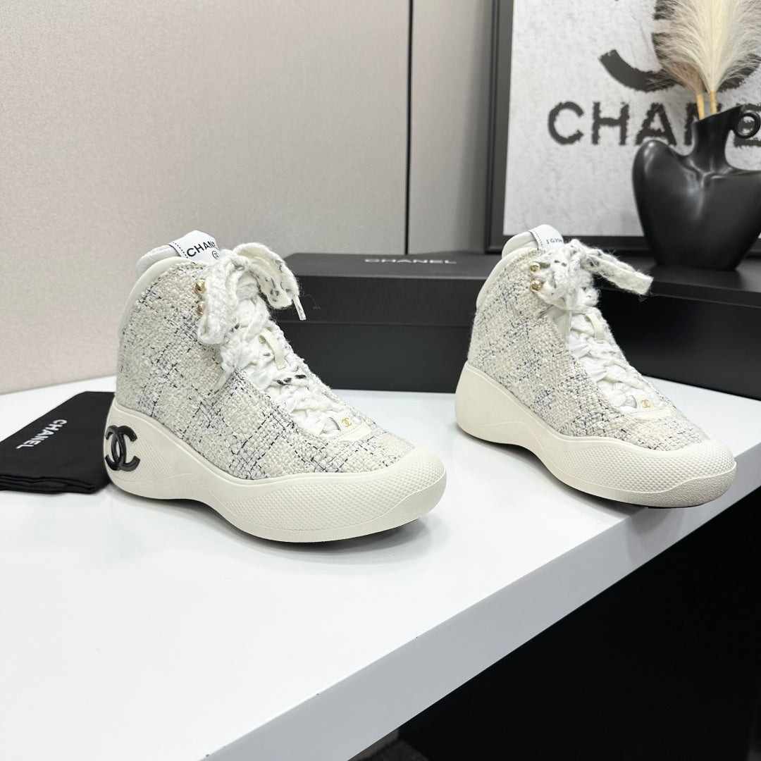 CC 26s Casual Sneakers Ivory Black Fabric Sheepskin 626369
