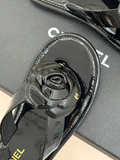 CC 26 Camellia Thong Sandal Black Patent Leather 609993