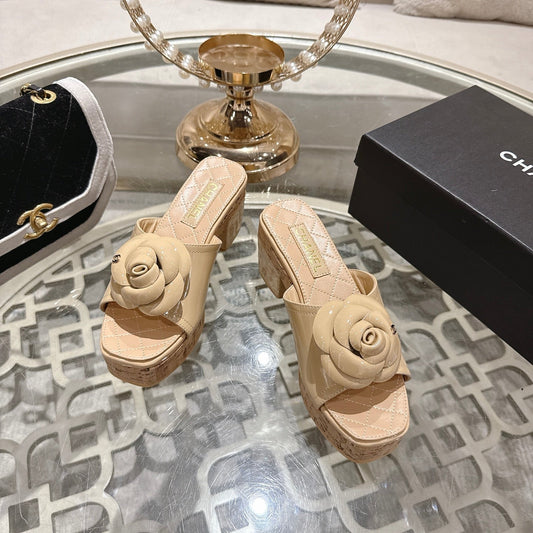 CC 26s Camellia Platform Slippers 65 Beige Patent Leather 627042