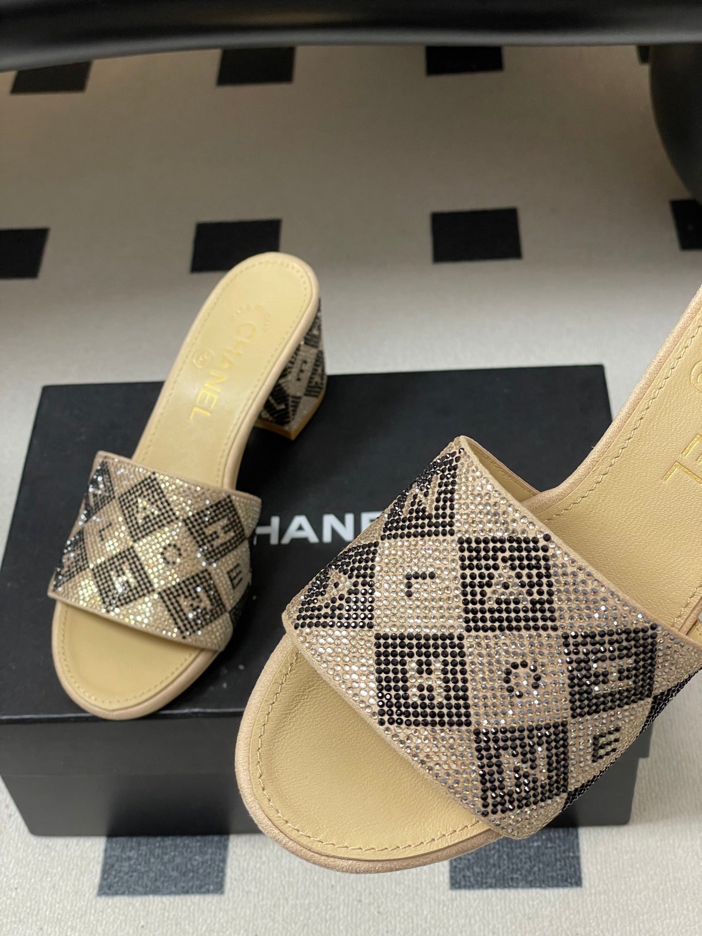 CC 26s Sandals 70 Beige Sheepskin Rhinestones 649517