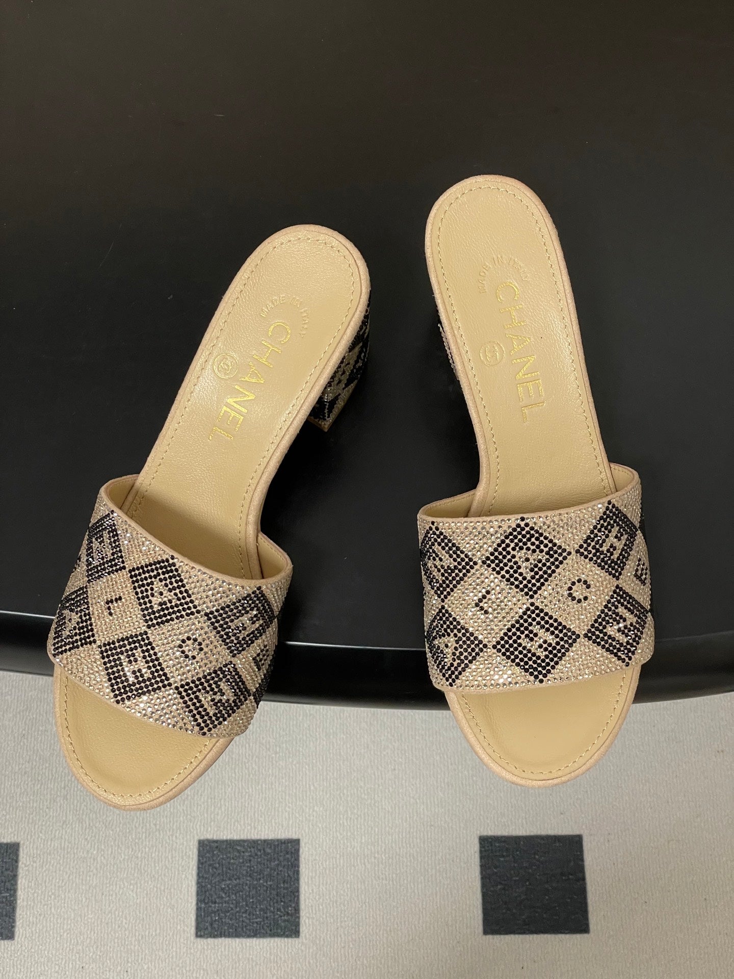 CC 26s Sandals 70 Beige Sheepskin Rhinestones 649517